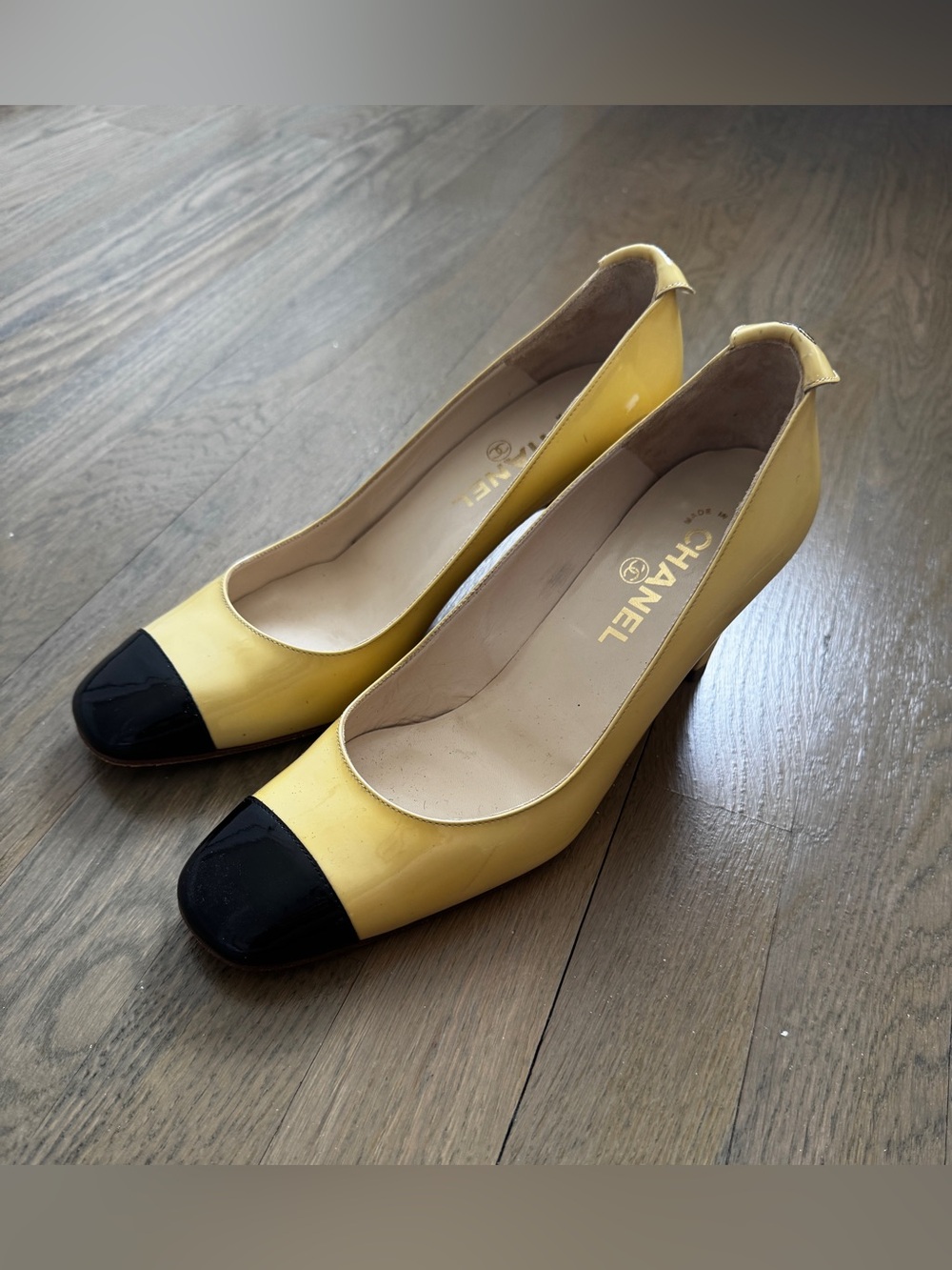 Vintage CHANEL Two Tone Cap Toe Patent Leather Pumps EU 38